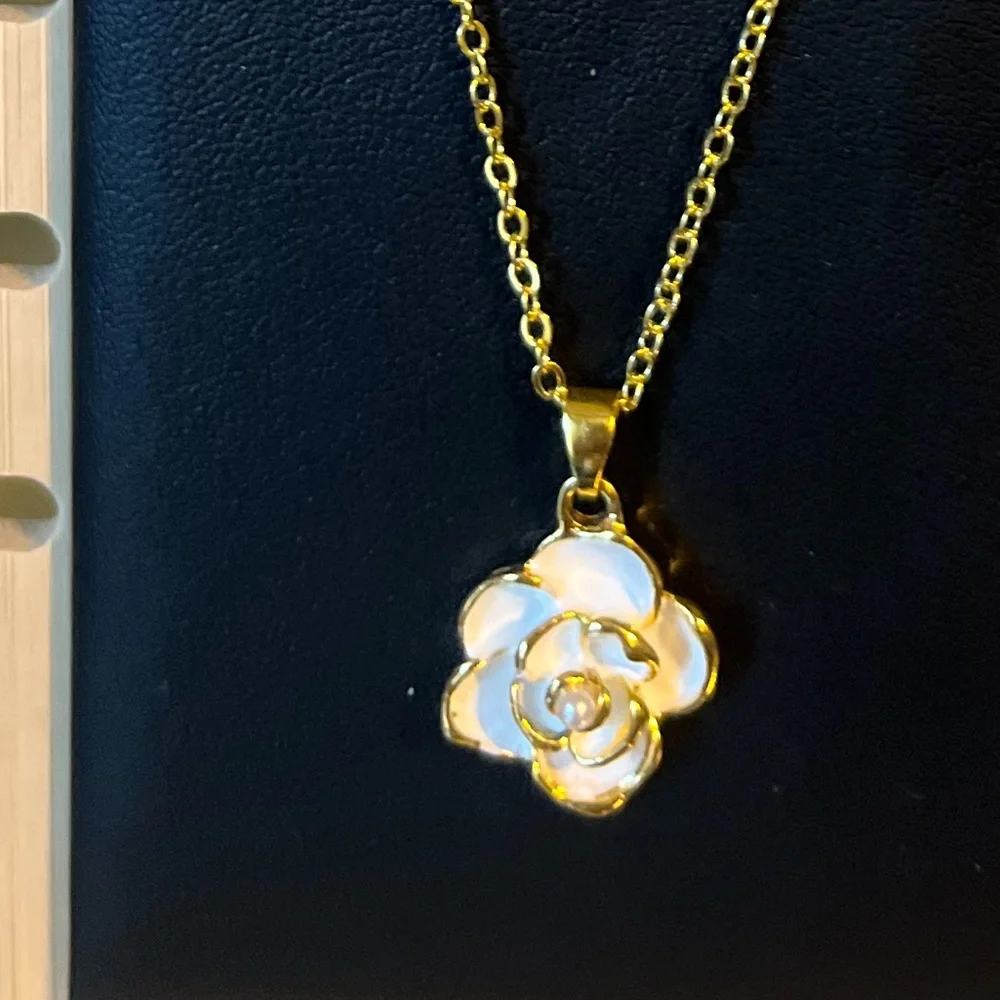 Gold plated 18in stainless steel necklace camellia white flower pendant
